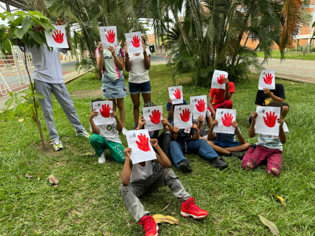 CONMEMORACIÓN MANOS ROJAS